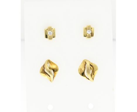 2 Pairs of yellow gold stud earrings, 585/000, a pair with a rectangular model in the center set with a zirconia, 4.5x5mm, an