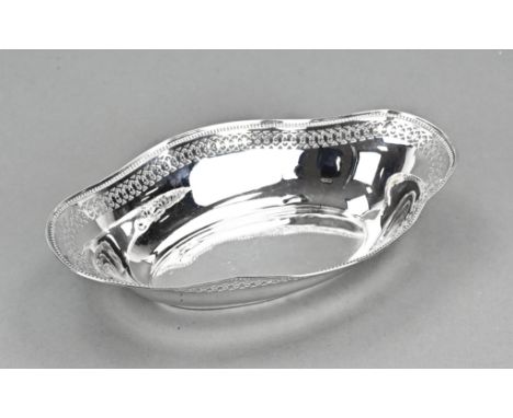Large silver chocolate basket, 835/000, oval contoured model with pearl edge and a sawn motif. 23x14x5cm. MT.: Wilhelm Binder