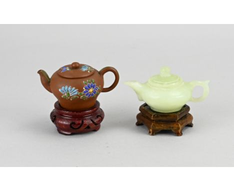 Two old Chinese small pots. 1x Yixing, enamel, floral. 1x Jade. Dimensions: Ã˜ 5 - 5.5 cm. In good condition.