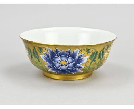 Rare Chinese porcelain bowl with gold glaze and enamel floral decor. With bottom mark. Dimensions: H 6 x Ã˜ 14.2 cm. In good 