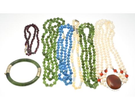 Lot of gemstones with pearls and jade. Including a 3-row necklace with freshwater pearl and carnelian. A jade bracelet and a 