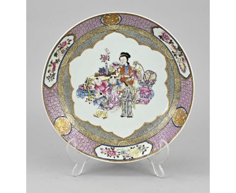 Chinese porcelain family rose plate with enamel figures decor + floral and gold. Detailed. Verso red glaze. Some edge frit. D