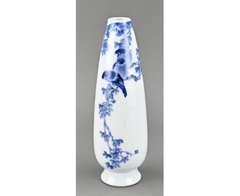 Chinese porcelain vase with birds on branch decor. With bottom mark. Dimensions: H 23 cm. In good condition.