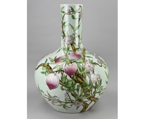 Large Chinese porcelain family rose vase with floral/peach decor. With bottom mark. Dimensions: H 57 cm. In good condition.