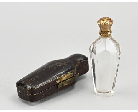 Odeur bottle with gold cap in cassette, 585/000. Crystal odor flask with cut work, fitted with a square contoured gold collar