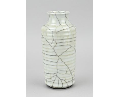 Chinese porcelain celadon vase with ribs + bottom mark. Dimensions: H 20.5 cm. In good condition.