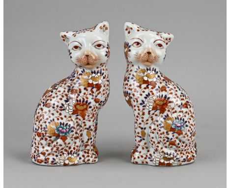 Two old/antique Japanese porcelain imari cats with enamel + gold decor. With bottom mark. 20th century. Dimensions: H 19 - 20