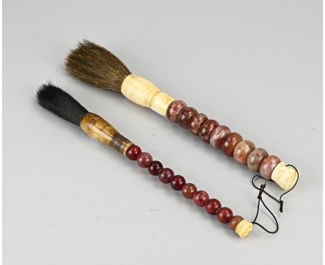 Two antique Chinese calligraphy brushes with real hair, agate, horn and bone. First half 20th century. Dimensions: L 27 - 29 