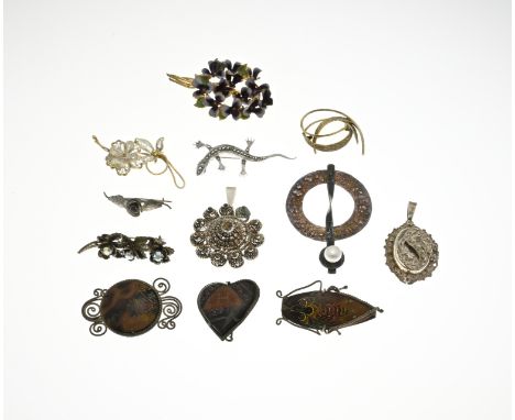 Lot of brooches and pendant, 4 silver brooches and a regional pendant, 835/000, and various other brooches. In good condition
