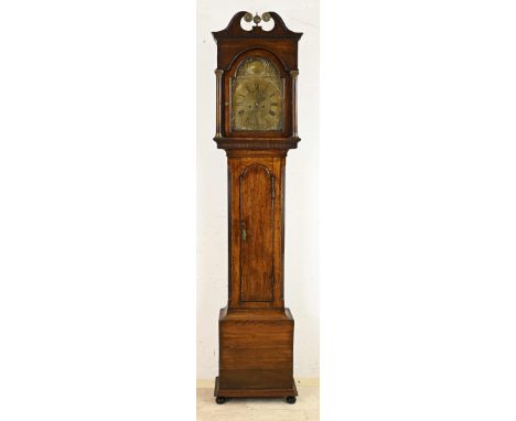 18th century oak English longcase clock with half-hour strike + date indication. Signed Hardie Morpeth. Dimensions: H 233 cm.
