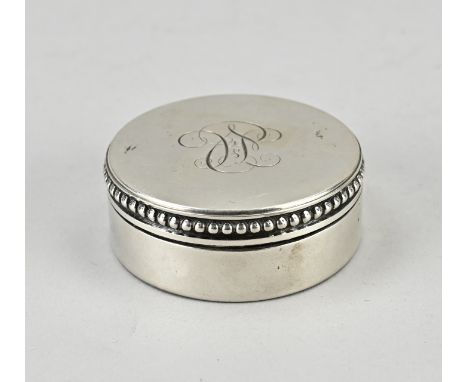 Silver box, 835/000, round model with a pearl edge and a monogram on the lid, JsvC. The hosti holder has a gold-plated interi