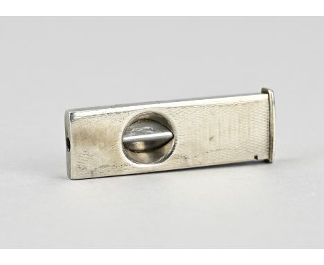 Silver cigar cutter, 835/000, a rectangular model with a zigzag line decor. Equipped with a steel cutter. 5x1.6x0.5mm. approx