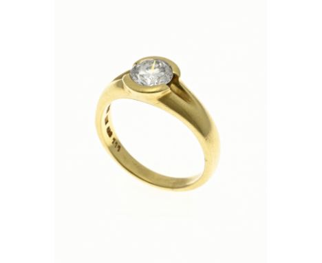 Yellow gold ring, 750/000, with diamond. Ring with a split head set with a large brilliant cut diamond, approx. 1.11 ct. D/P2