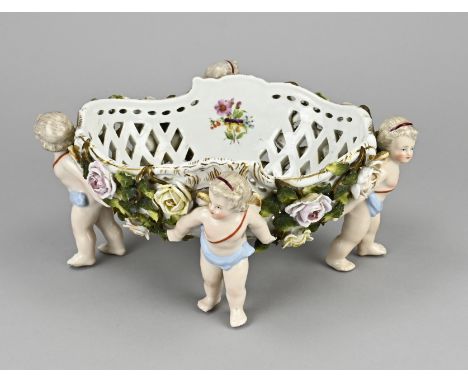 German porcelain bowl with putti and rose decor. Blue bottom mark. First half 20th century. Dimensions: 11 x 23 x 18.5 cm. In
