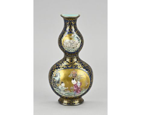 Very detailed Chinese porcelain family rose wall vase with goats/figure/gold decor. With bottom mark. Dimensions: H 20 cm. In