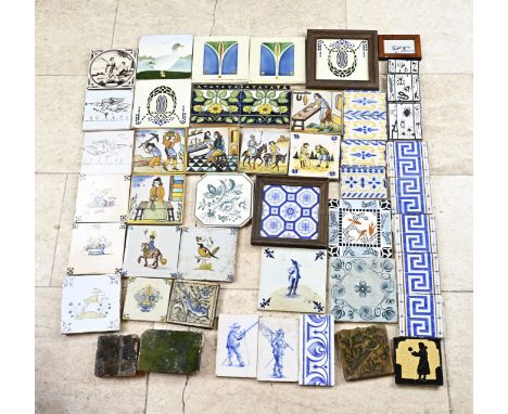 Large lot of various old/antique polychrome wall tiles. First half 20th century. Some damage. Size: 13 - 15 cm. In fair/good 