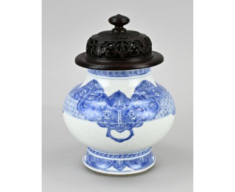 17th - 18th century Chinese porcelain Kang Xi vase with wood-carved lid. Ancient Chinese decor. Edge frit. Dimensions: 24.8 x