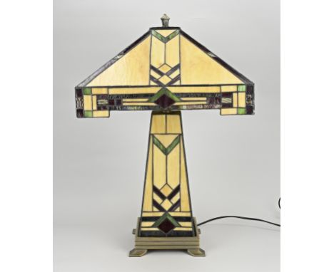 Tiffany style glass table lamp with square shade. Second half of the 20th century. Dimensions: 60 x 40 x 40 cm. In good condi