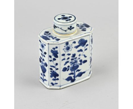 18th century Chinese porcelain tea caddy with floral decor. Octagonal. Lid glued. Dimensions: H 12.5 cm. In decent shape.