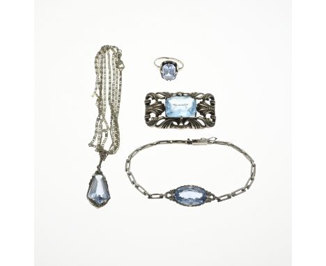 Lot of silver jewelry with blue stone, a bracelet, ring, brooch and pendant with necklace. Various levels. approx. 30.7 grams