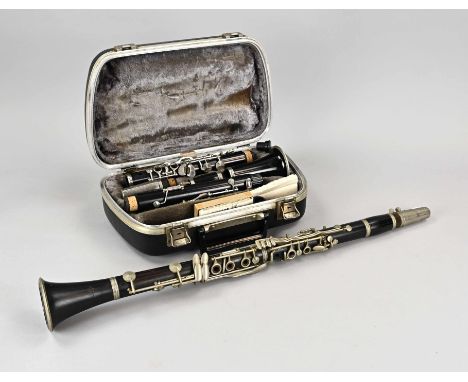 Two old clarinets. 20th century. 1x Hopf clarinet, first half 20th century. 1x Superior clarinet, Nijmegen, in case. Size: 35