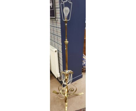 BRASS TELESCOPIC FLOOR LAMP OF ARTS & CRAFTS DESIGN on a triangular scroll moulded base, 120 cm high