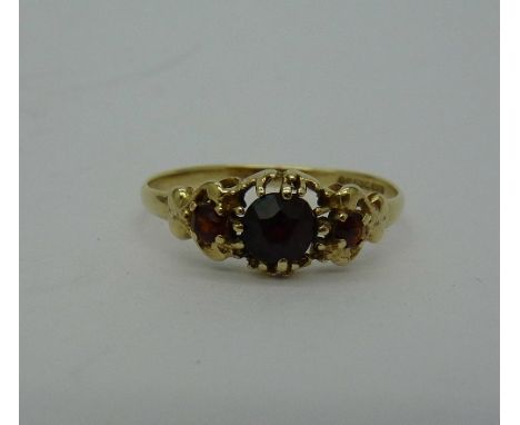 A 9ct gold and garnet ring, weight 1g, size O