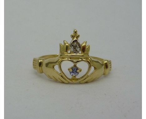 A 9ct gold claddah ring, weight 1.3g, size N