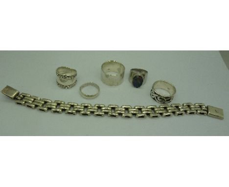 Five silver rings and a silver bracelet, one ring a/f, weight 90g