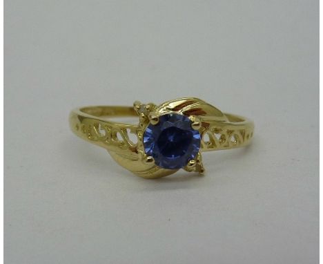 A 9ct gold and blue stone ring, size O