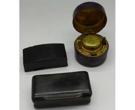 A travelling inkwell and two snuff boxes, one hinge a/f