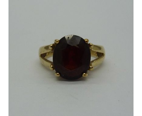 A 9ct gold and garnet ring, weight 6g, size P