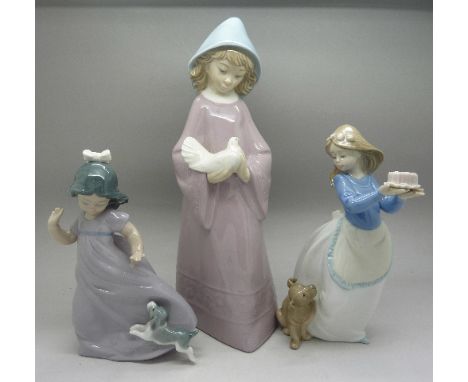 Three Nao figures