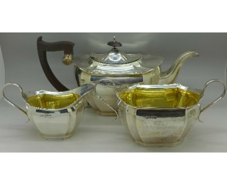 A three piece silver tea service, Sheffield 1927, weight 1112g, 36oz