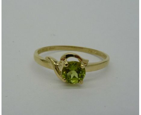 A 9ct gold and peridot ring, weight 1g, size O