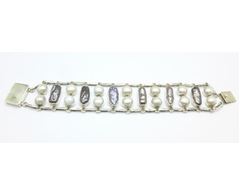 A 925 silver and pearl bracelet