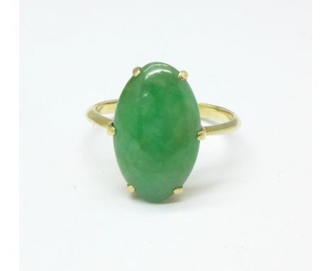 A yellow metal and jade ring, 2.3g, M