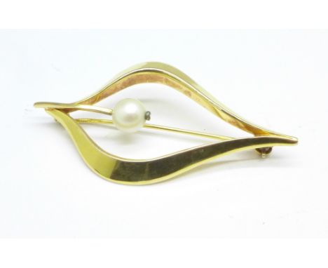 A 9ct gold and pearl brooch, 3.7g
