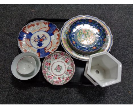 A tray of oriental wares including Imari plate, floral pattern tea bowls, planter etc 