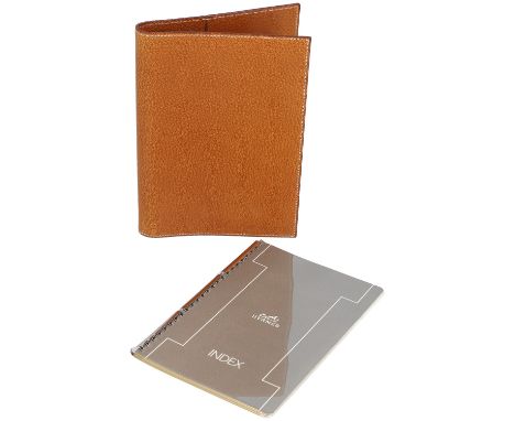 HERMÈS VINTAGE Adressbuch, Koll. 1994. Fein genarbtes Leder in Hellbraun mit weißen Nähten. Schlichter Umschlag mit Halterung