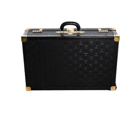 MCM VINTAGE Reisekoffer. Heritage Serie in Schwarz mit goldfarbenen Beschlägen. Doppeltes Zahlenschloss (Code 121 164). Eine 