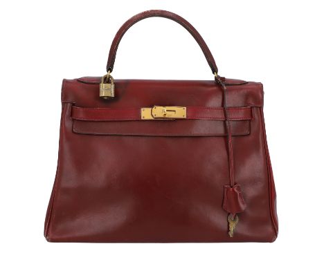 HERMÈS VINTAGE Handtasche "KELLY BAG 32". Koll. 1973. Box Leder in Bordeaux und vergoldeter Hardware. Klassisches Modell mit 