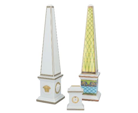 VERSACE x ROSENTHAL Konvolut, bestehend aus 2x Obelisk (RUSSIAN DREAM und GORGONA), 1x kleine Tischuhr "GORGONA". Guter Erhal