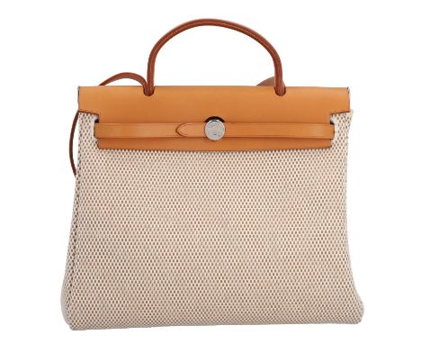 HERMÈS Umhängetasche 'HERBAG 30'. Koll. 2003. Canvas und Glattleder in Beige/Hellbraun mit silberfarbener Hardware. Klassisch