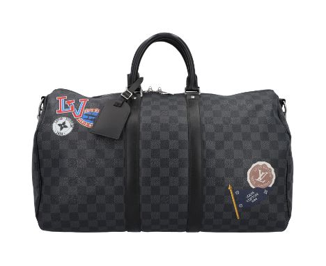 LOUIS VUITTON Weekender "KEEPALL 45 BAND.". MY LV WORLD TOUR. Akt. NP.: 2.250,-€. Damier Graphite Canvas Serie mit schwarzem 