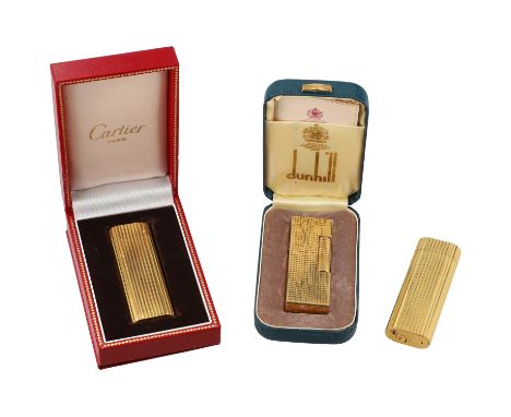Konvolut Feuerzeuge. 2x CARTIER Feuerzeuge mit diversem Zubehör. 1x DUNHLL Feuerzeug mit Etui. Alle drei sind funktionsfähig 