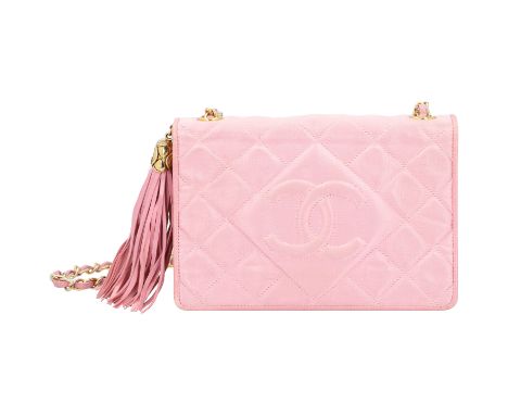CHANEL VINTAGE Handtasche, Koll.: 1989-1991. Rosafarbenes Modell aus Satin mit Logo- und Diamantsteppung, goldfarbener Hardwa