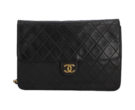 CHANEL VINTAGE Schultertasche "SINGLE FLAP". Koll. 1996/1997. Leder in Schwarz mit Diamantsteppung und goldfarbener Hardware.