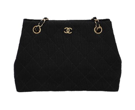 CHANEL VINTAGE Tasche, Koll.: 1997-1999. Schwarzes Modell aus Jersey mit Diamansteppung, goldfarbener Hardware, CC-Logo und K
