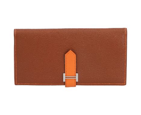 HERMÈS Portemonnaie "BEARN". Koll. 2009. Chevre de Coromandel Leder in Bicolor (Hellbraun und Orange). Hardware in Silberfarb